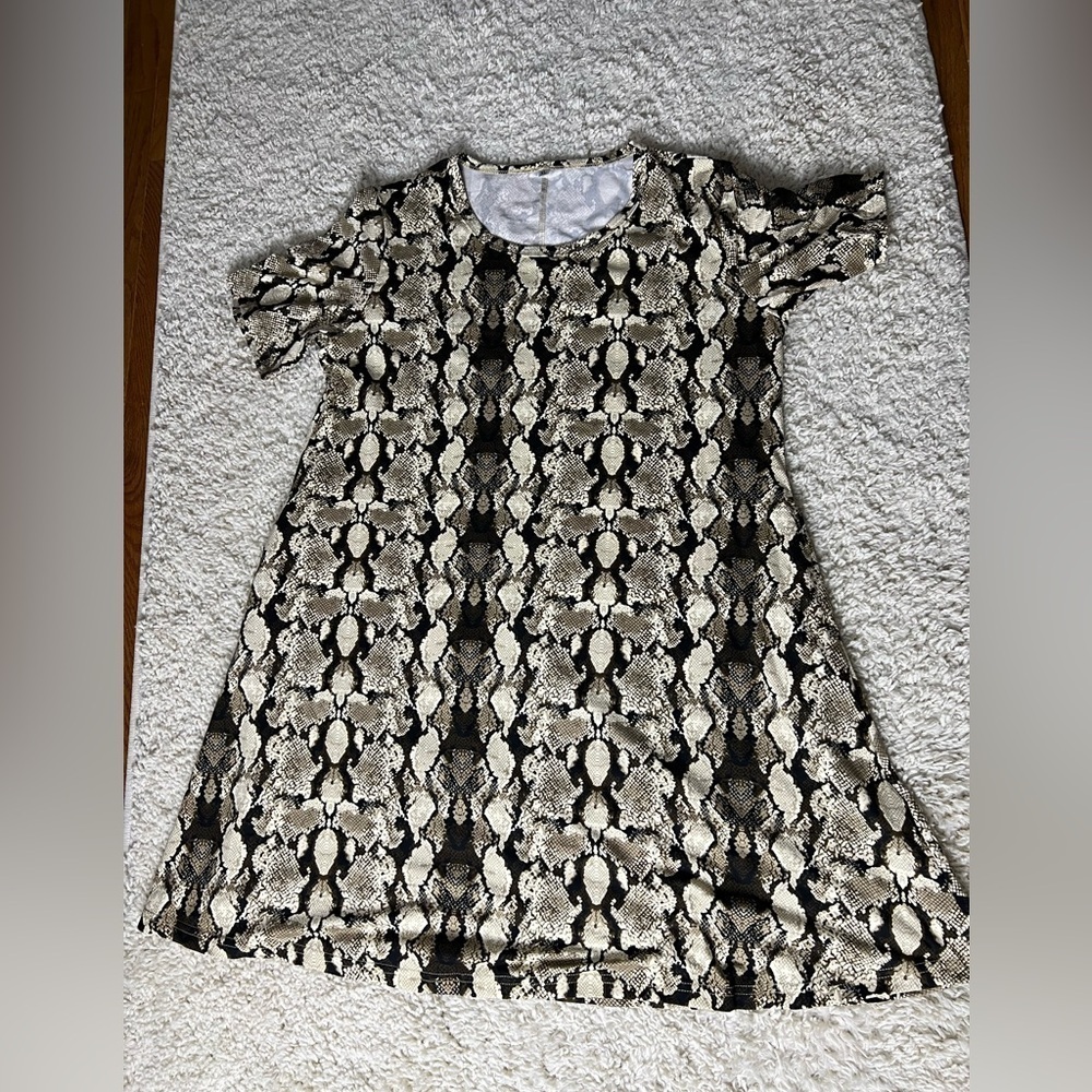 Women’s XL Snake Print Short Sleeve Dress